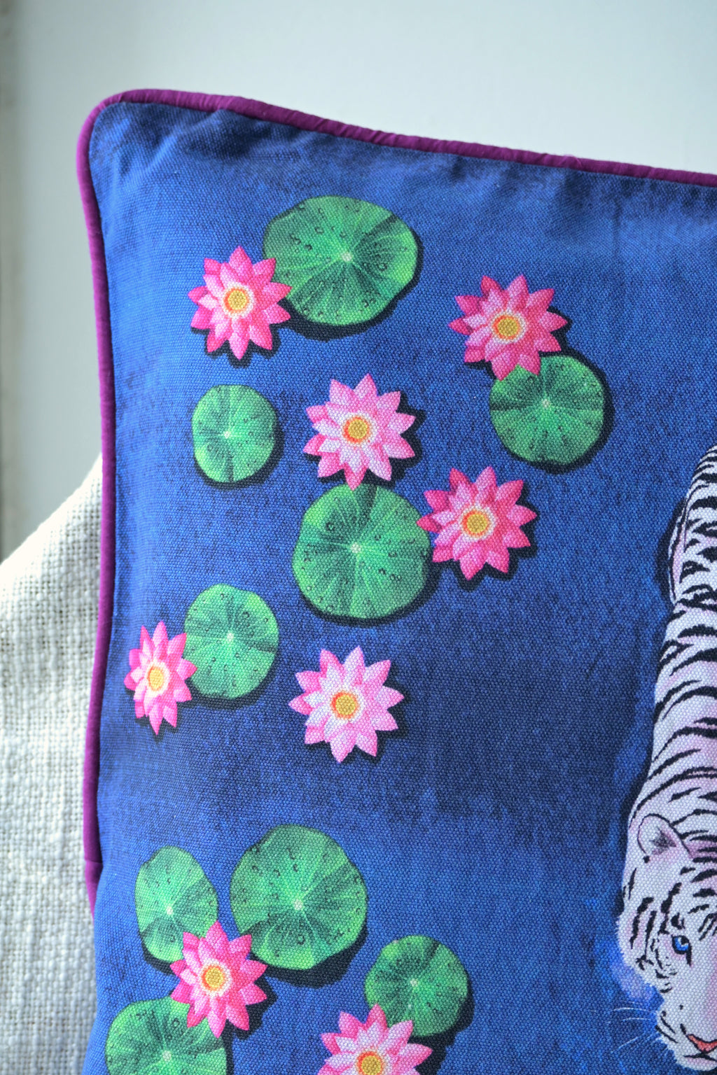 White tiger moves slowly in a lotus pond 🌼